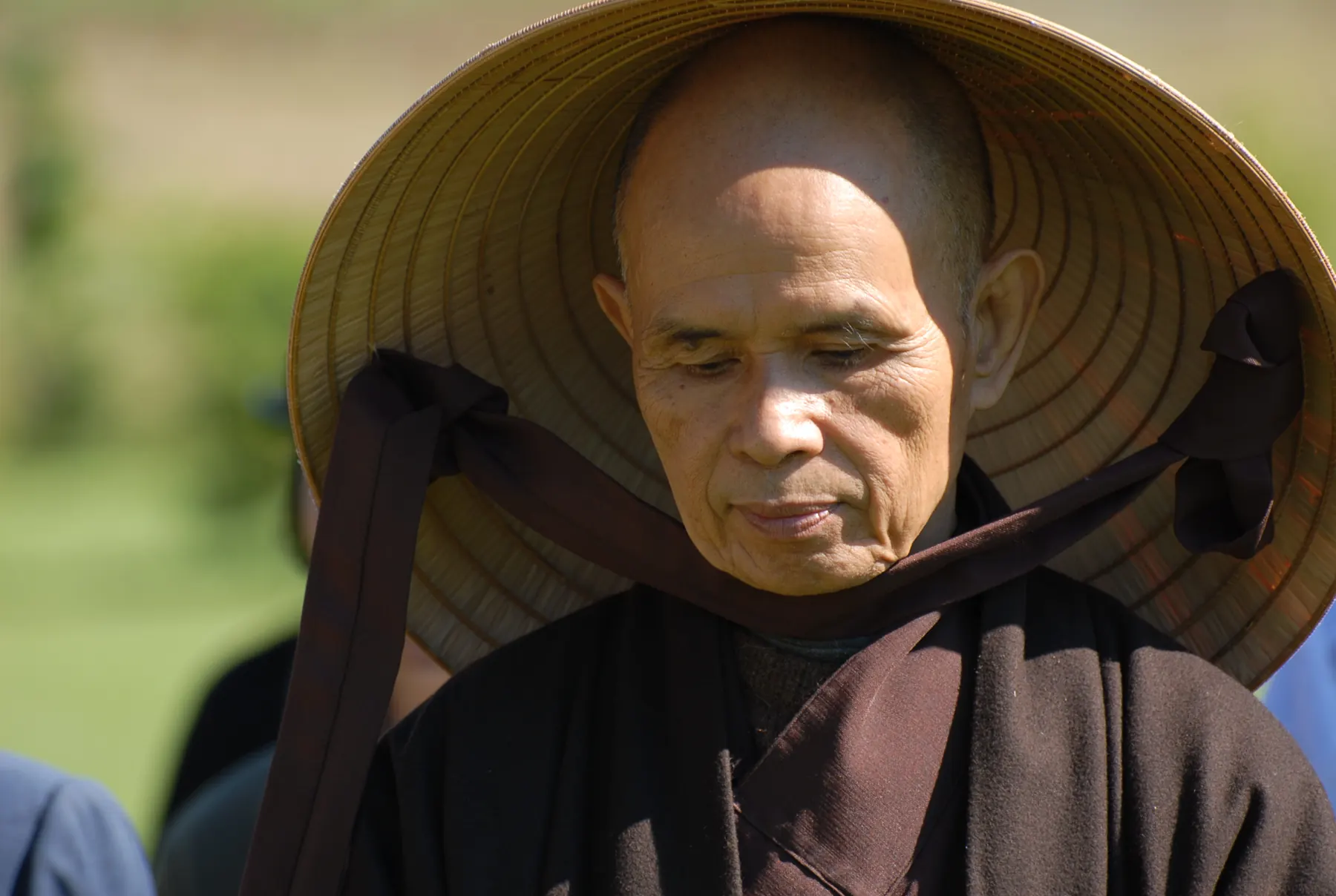 Sư Ông đội nón lá, mắt khép hờ